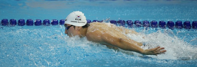 Schwimmer mit Schwimmbrille im Wettkampfbecken